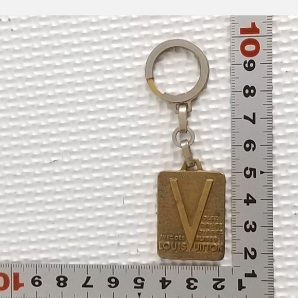 Louis Vuitton Key 🔑 Ring Gold Tone - Picture 3 of 7